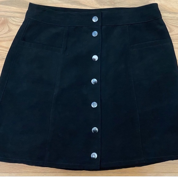 H&M Dresses & Skirts - H&M Divided Size 6 Black Snap Front Skirt Fully Lined